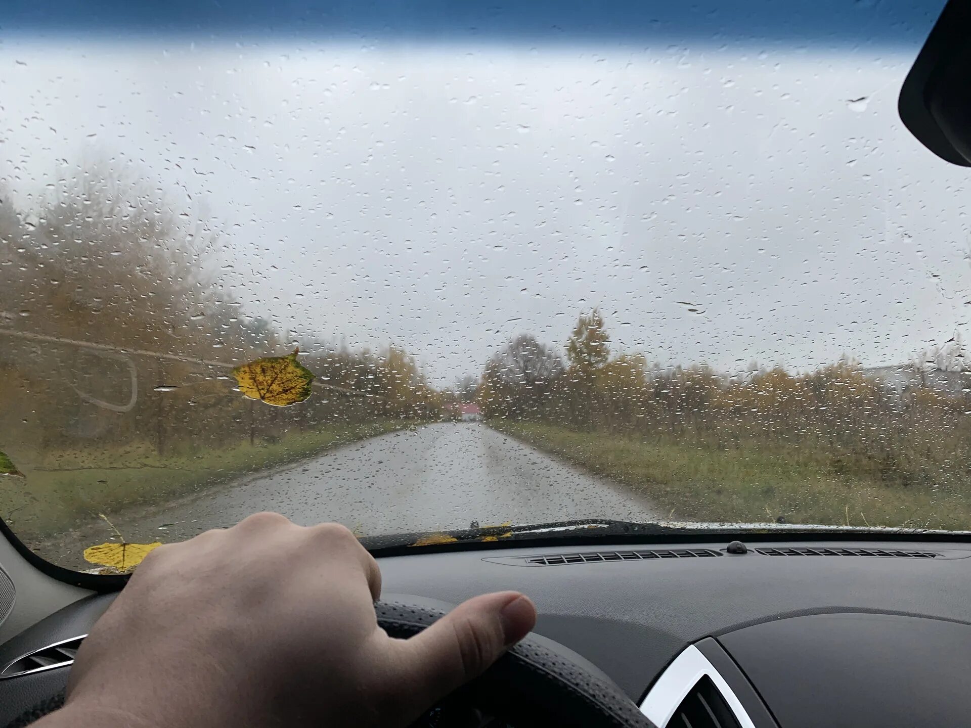 Машина запотевает в дождь. Запотевшие стекла автомобиля. Запотевшие окна в машине. Запотевшее стекло в машине. Стеклопакет вместо лобового стекла.