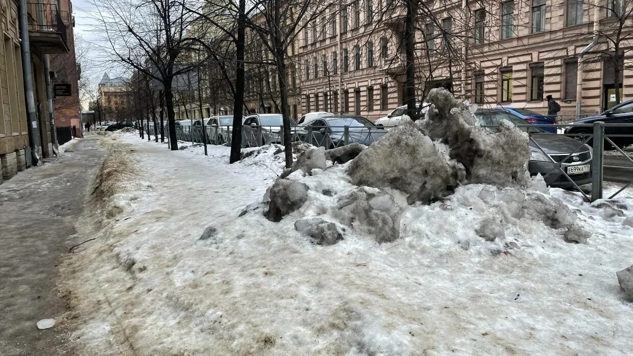 Бутырка на дороге грязный снег. Наледь на дороге. Снег в Питере. Наледи в Санкт-Петербурге. Петербург тает снег.