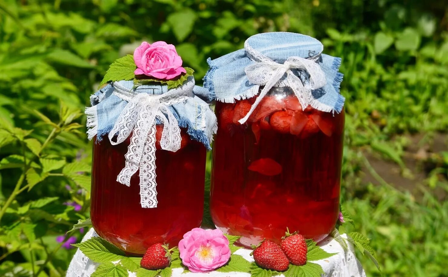 Клубника с мятой на зиму. Клубничный компот. компот из земляники. компот из клубники на зиму. клубника в банки на зиму.