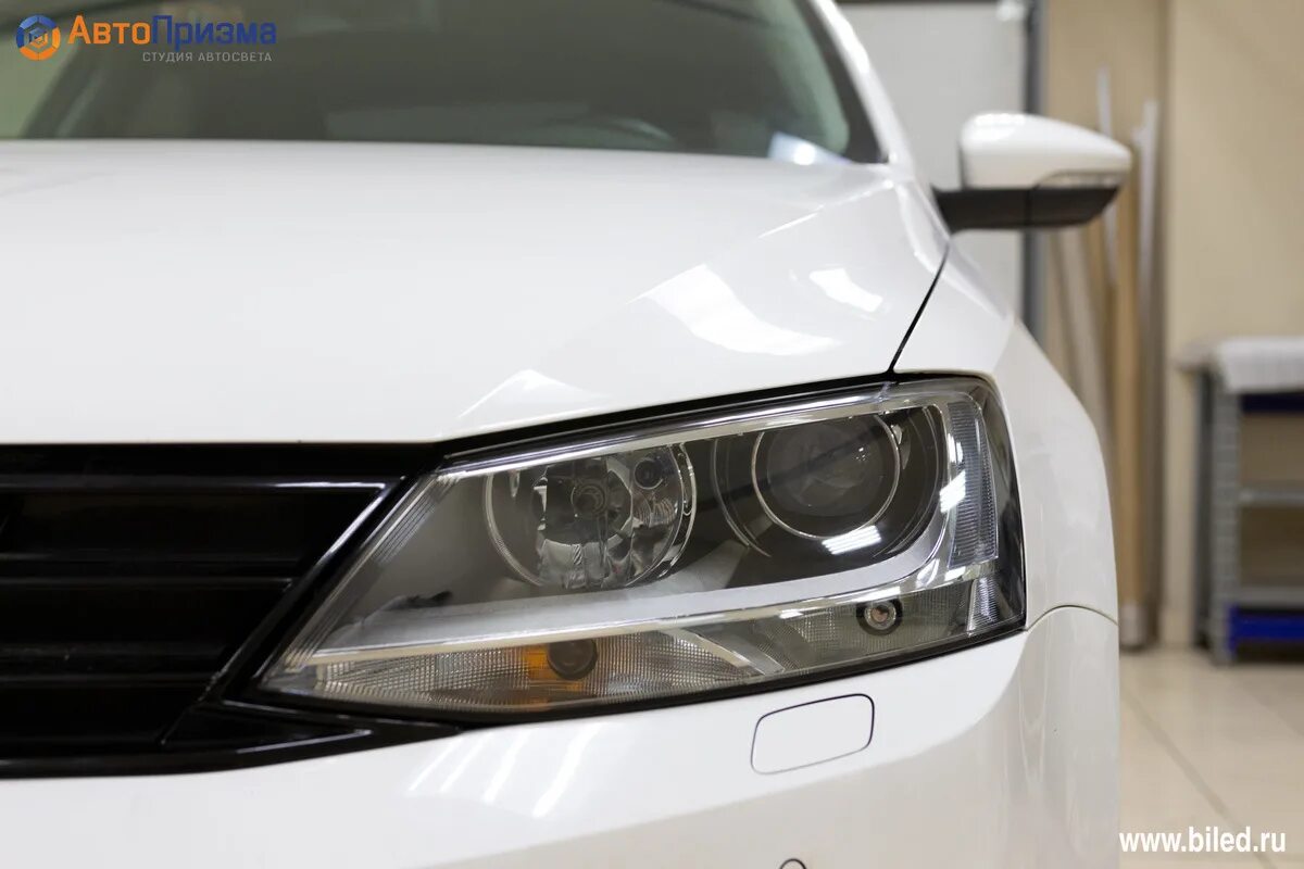 Volkswagen Jetta 6 bi led. Volkswagen Jetta 6 с линзами. Линзы Джетта 6. Линзы на Фольксваген Джетта 6. Линзы volkswagen