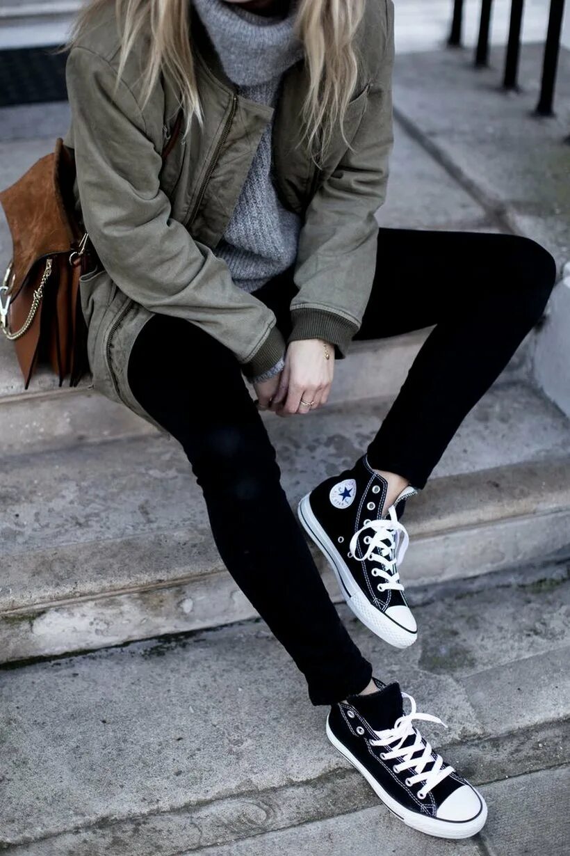 Девочка в черном стиле. Кеды Chuck Taylor look. Девушка в конверсах. Девушка в кедах конверс. Конверсы на девушке.