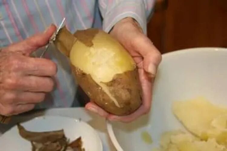 Вареная кожура. Очистка картофеля. Чистить картошку. Чистим вареную картошку. Картофель отварной очищенный.