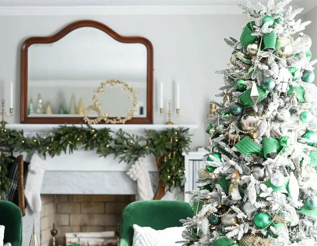 Новогодний декор в зеленых тонах. Украшение елки в зелено-белых тонах. Украшение зеленой елки. Елка с зелеными игрушками.