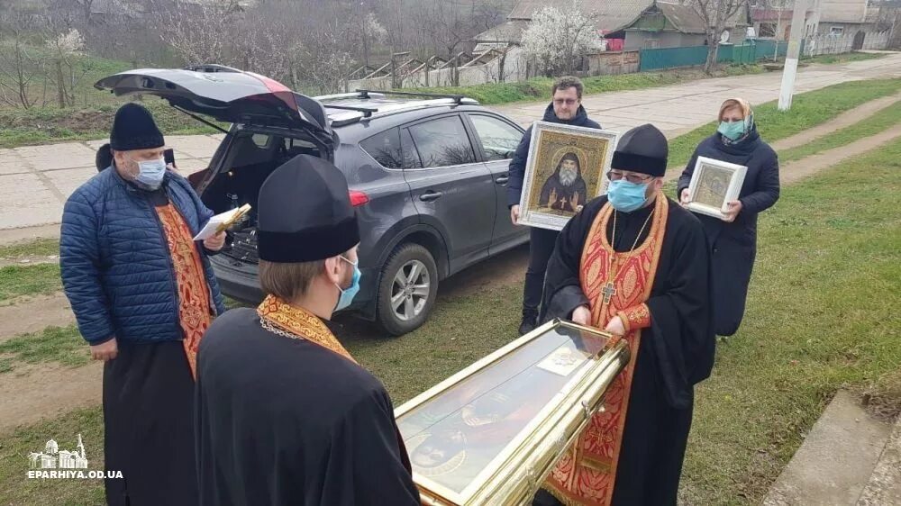 Украинские священники. Монахи РПЦ. Монахи в масках в храме. Скуфья священника.