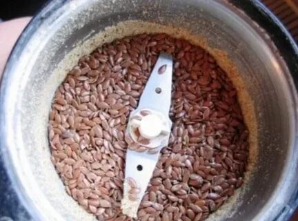 Экспериментатор измельчил семена