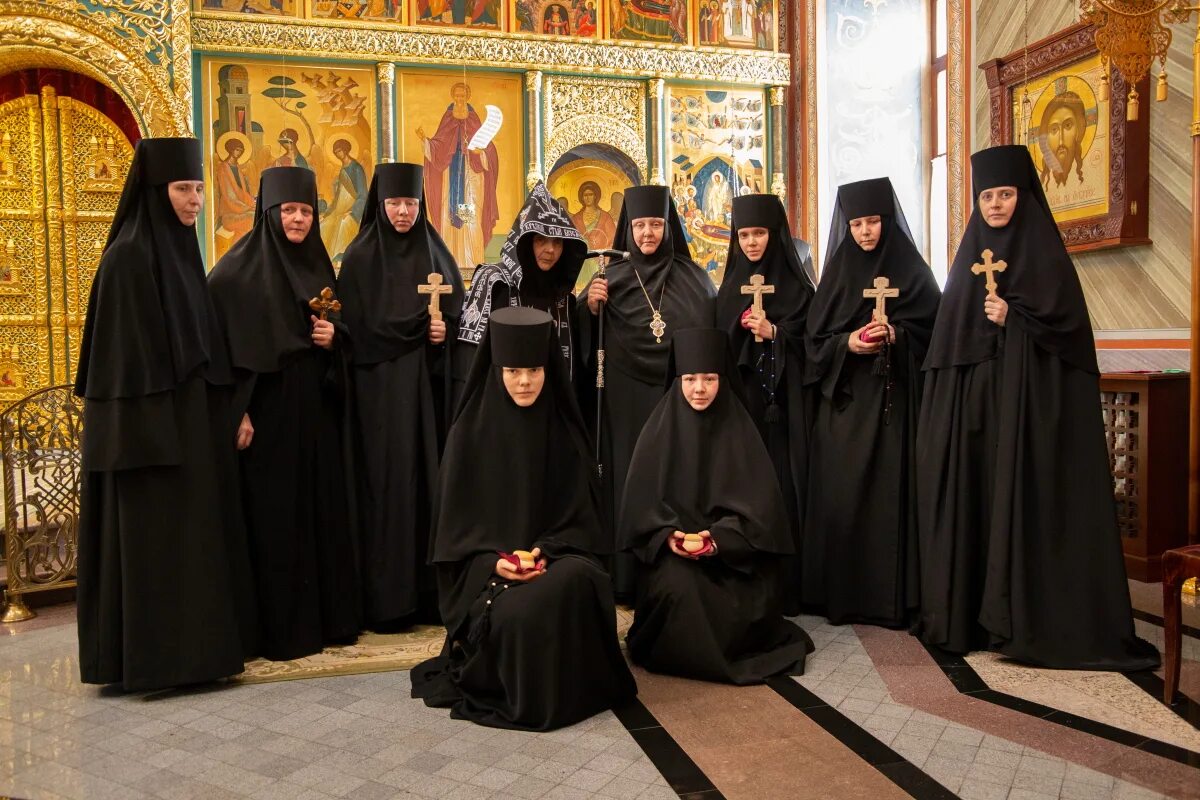 настоятельница псковского спасо-елеазаровского монастыря. сестры монастыря. игумения стефано махрищского монастыря. сестер монастыря. сестры зачатьевского монастыря.