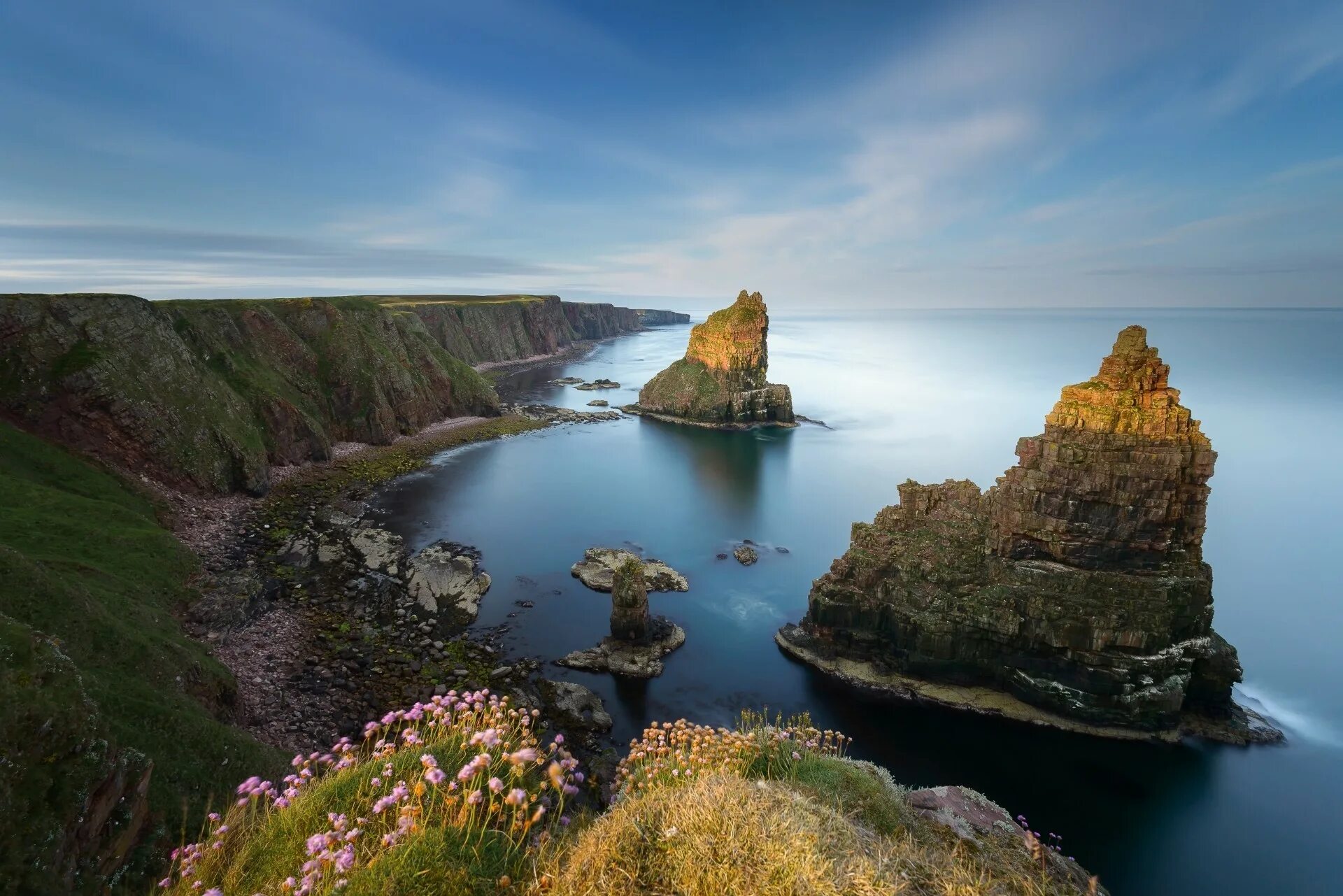 Scotland nature reserves. Duncansby Stacks Шотландия. Долина фей остров Скай Шотландия. Шотландия скалы. Западное побережье Оркнейских островов, Шотландия..