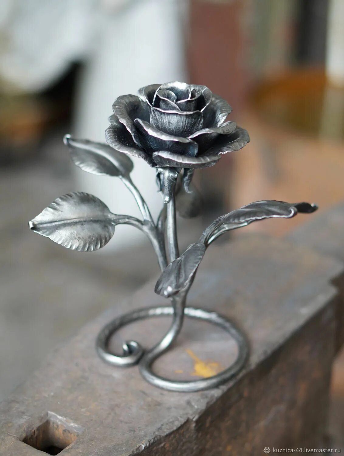 Кованые цветы. Кованые розы из металла. Кованые цветы на кладбище. Изделие из металла 5