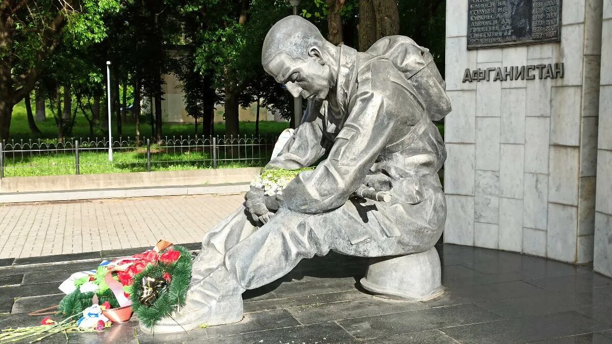 Мемориальный комплекс «погибшим в афганистане». Памятник погибшим солдатам. Памятник погибшим солдатам. Памятник погибшим военным. Памятник воинам, погибшим в афганистане и чечне киров.