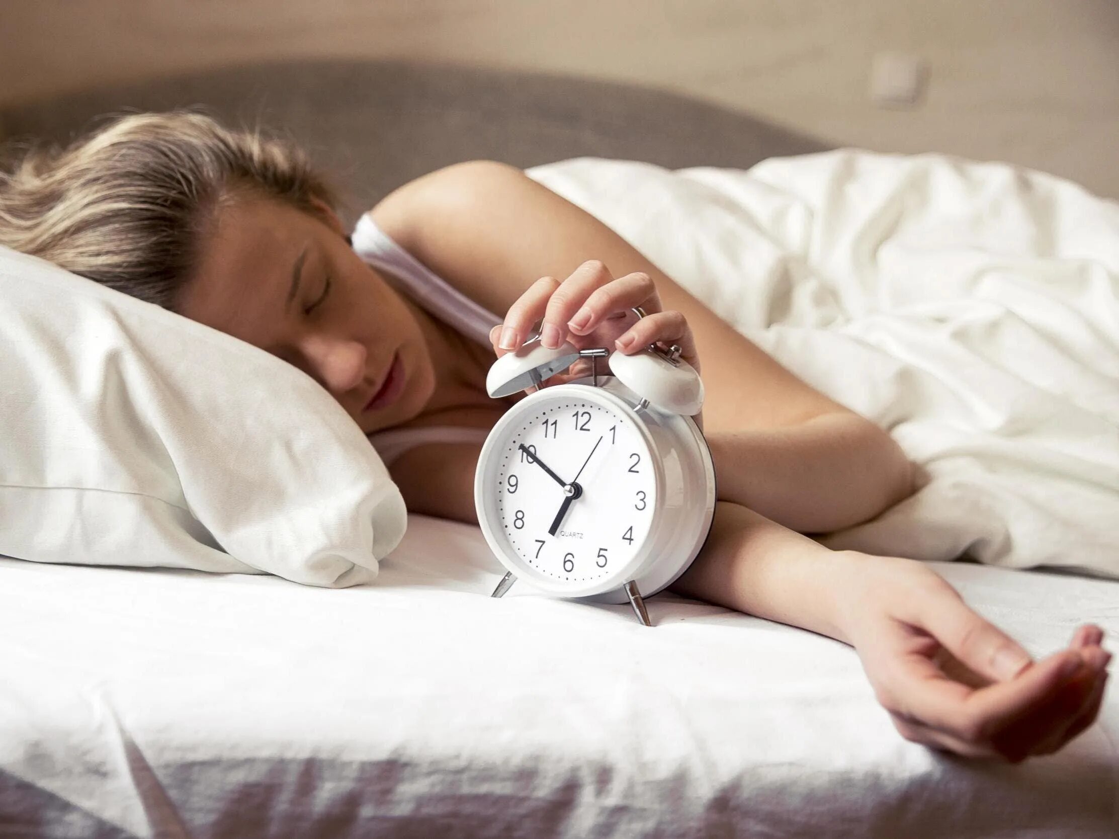 Sleep during the day. Человек будильник. Спящий человек с будильником. Утренний сон. Девушка с будильником.