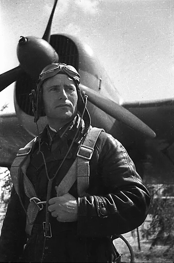 Летчики ил-2. Пилот и 16. Летчики ввс ссср 1941-1945. Летчика про войну. Пе 2 штурман.