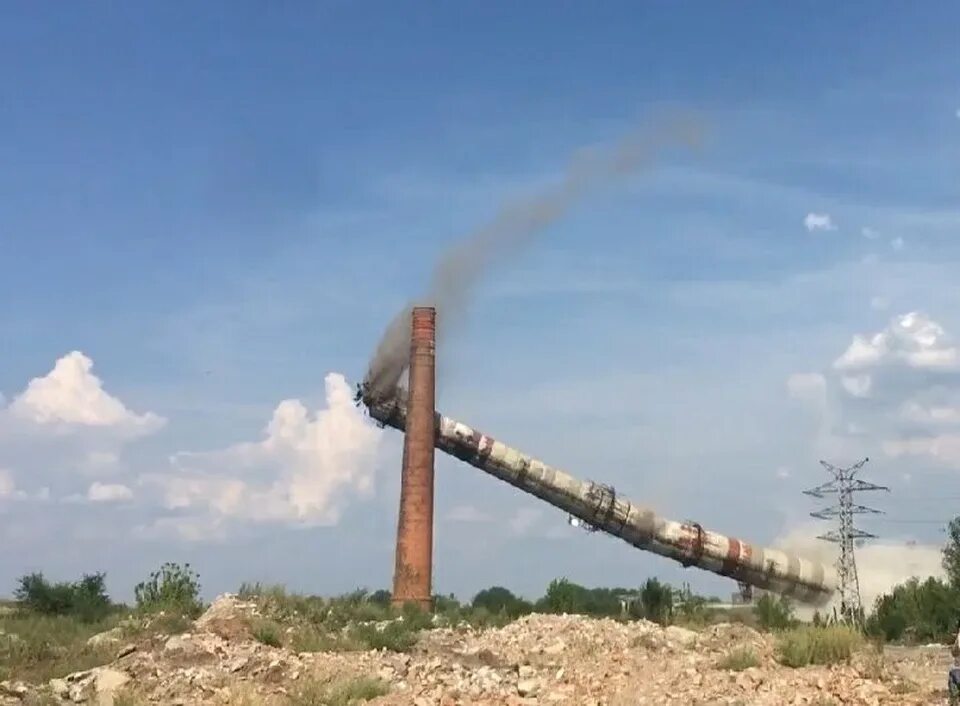 Разрушенная труба. Взорван мост в Чапаевске Самарская область. Чапаевск Берсол. Трубы в городе.