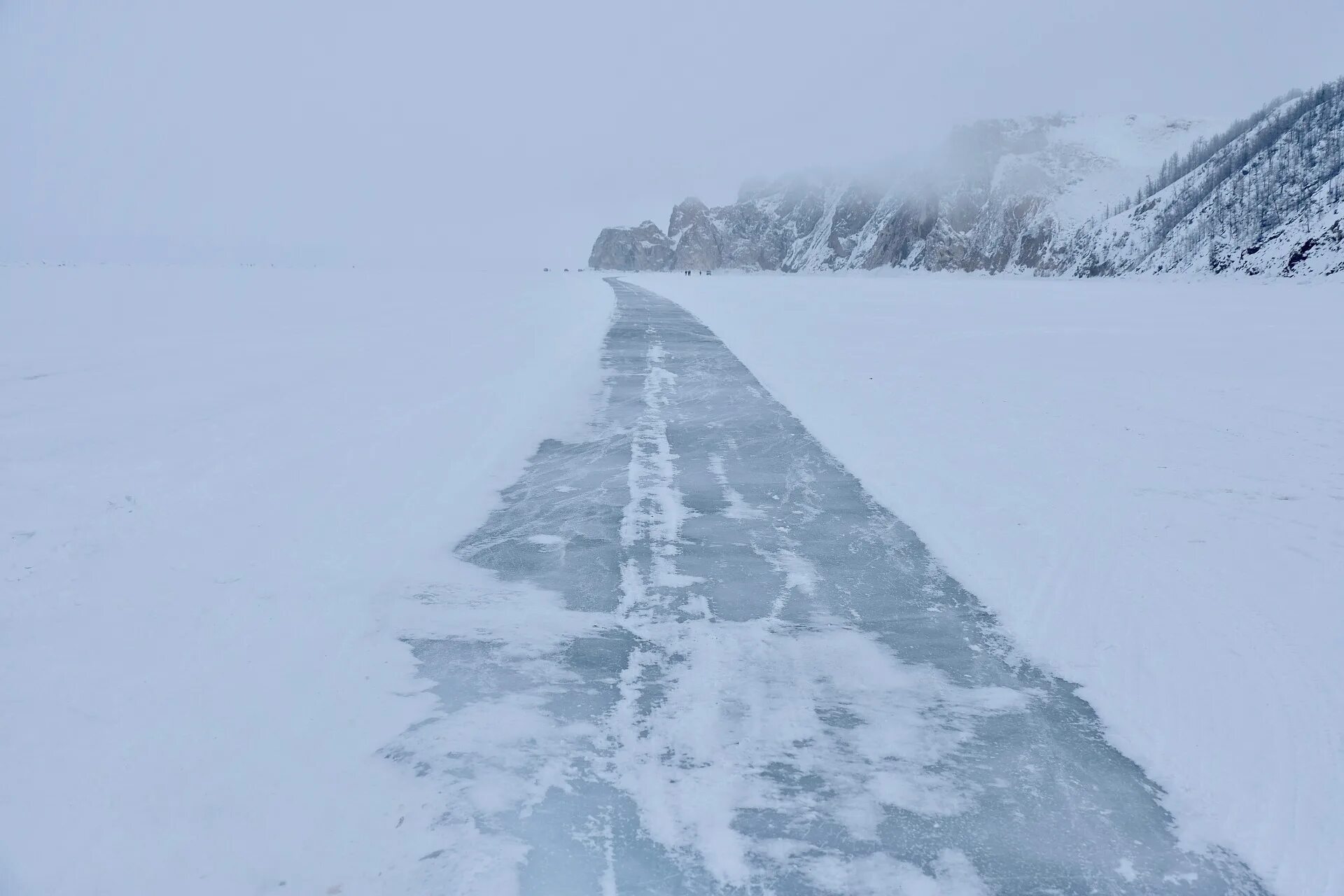 ледовая дорога с деревянным настилом. дорога с ледяным покрытием. ледовая дорога. ледяной путь. ледяной путь.