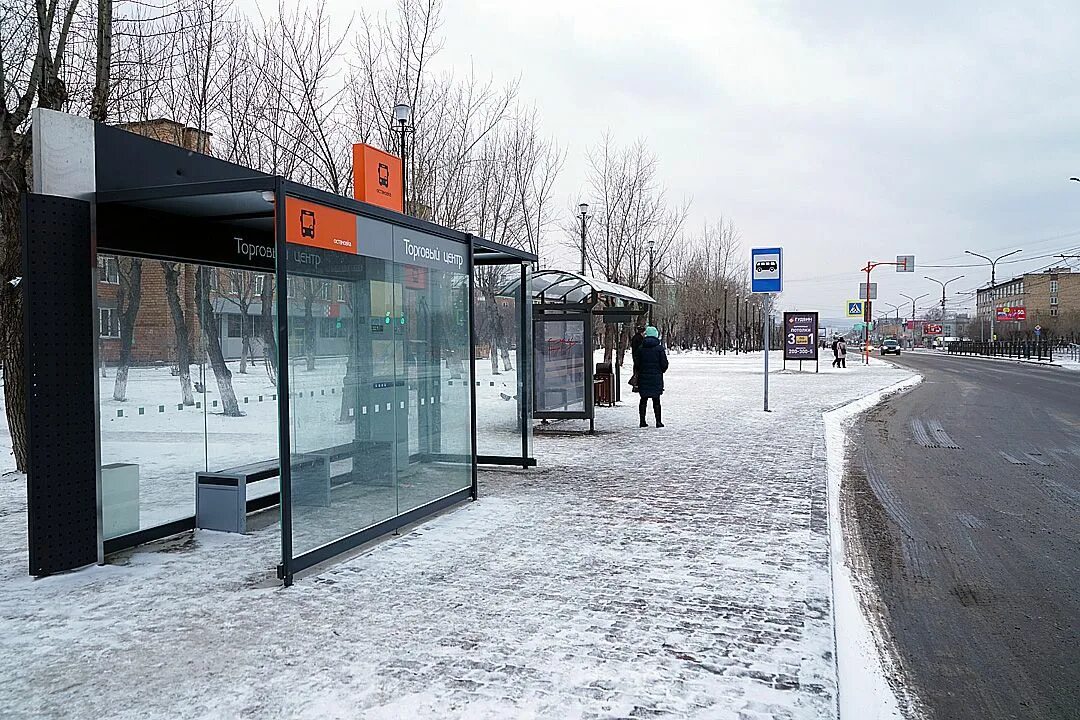 Остановка виноватый. Автобусная остановка Красноярск. Автобусная остановка сопка Красноярск. Автобусная остановка СФУ. Теплый остановочный павильон.