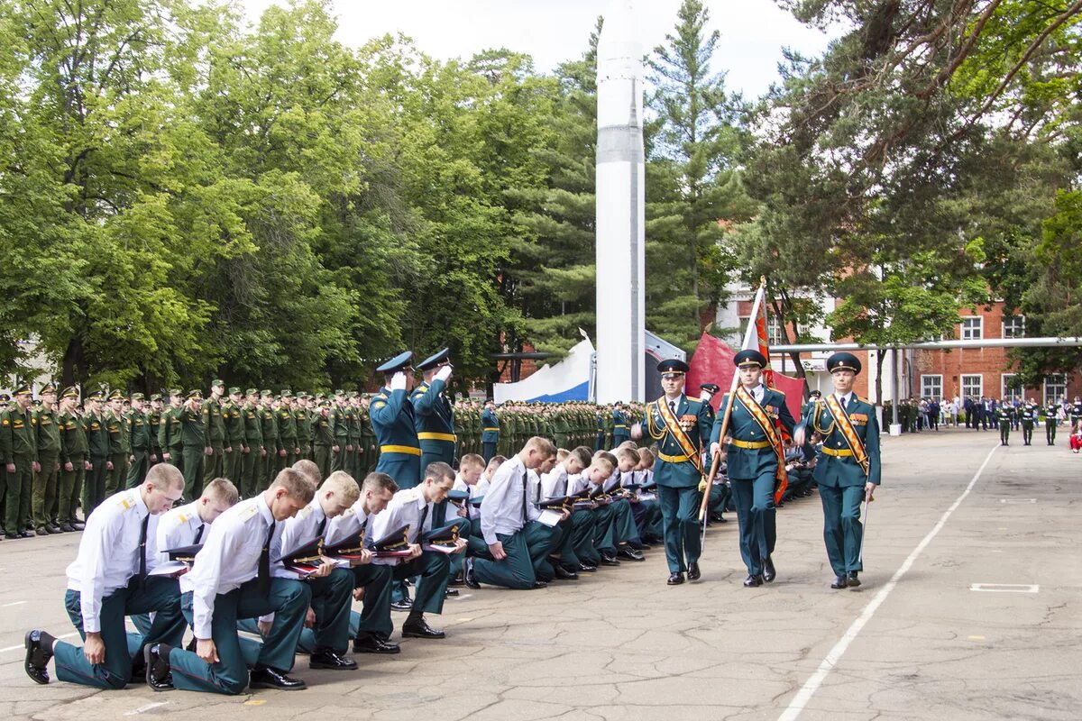 Высшее военное училище ракетных войск. ФВА РВСН Серпухов. СВВКИУ РВ Серпухов. Серпухов военный институт ракетных войск. Училище РВСН В Серпухове.