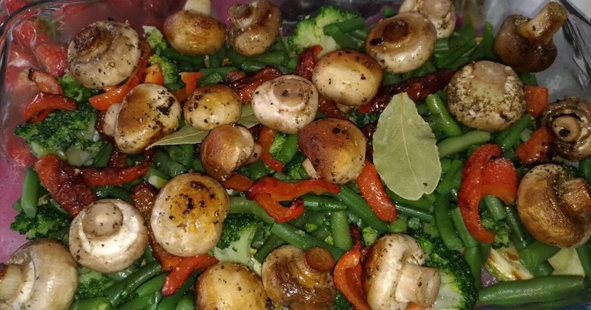 Приготовить шампиньоны с овощами. Жареные грибы с баклаженам. Баклажаны тушеные с шампиньонами. Баклажаны тушеные с овощами. Блюда с грибами.