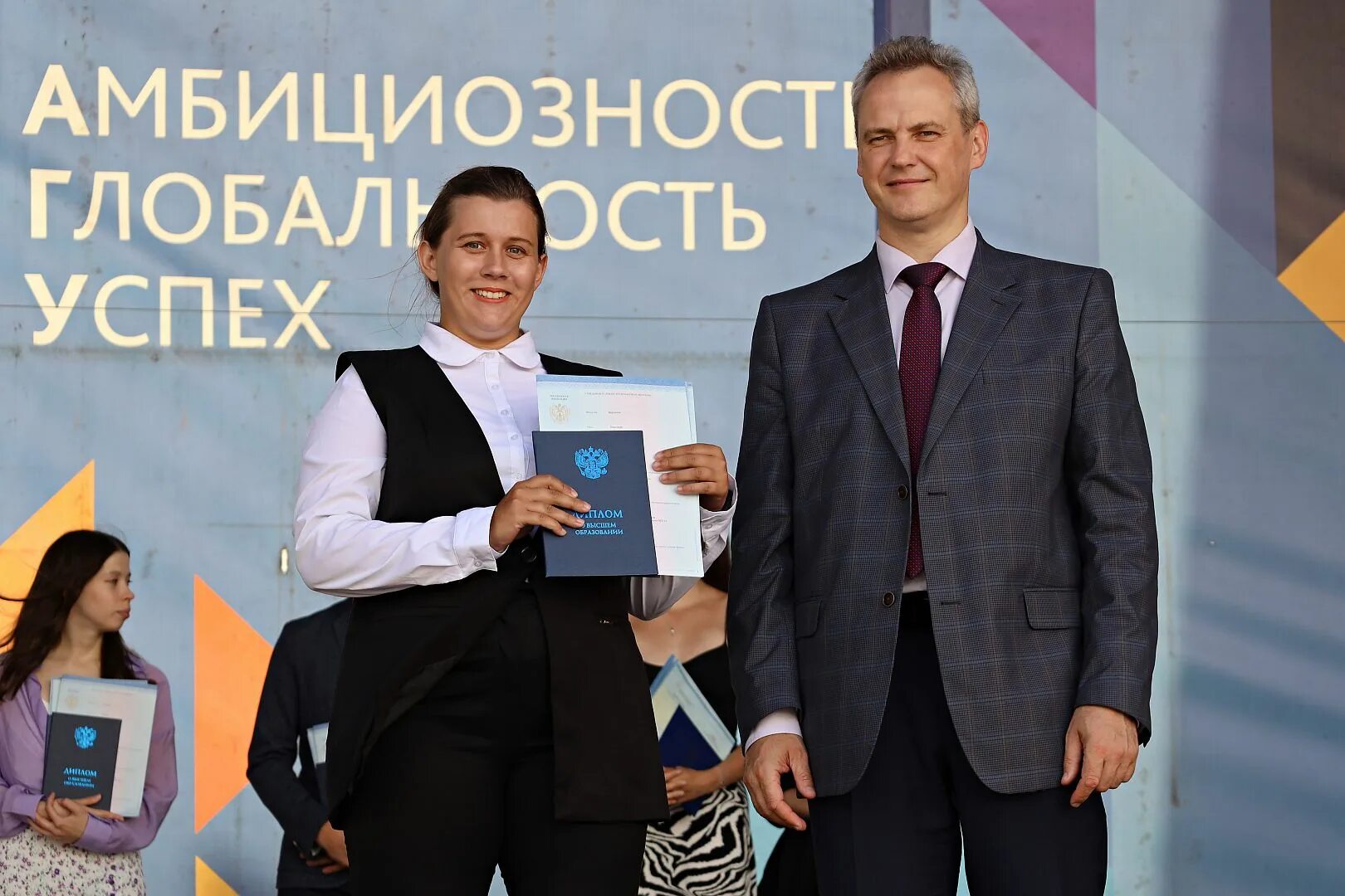 Бакалавр 2025. Награждение грамотами сотрудников. получили дипломы 2025. вручение дипломов 2025. диплом бакалавра чгсха фото 2025.