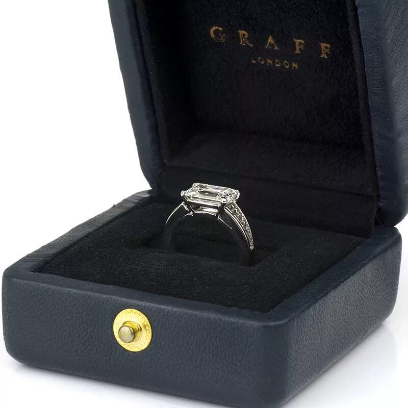 Продать graff. Коробка графф. graff classic кольцо. graff ювелирные украшения упаковка. graff кольца коробки.