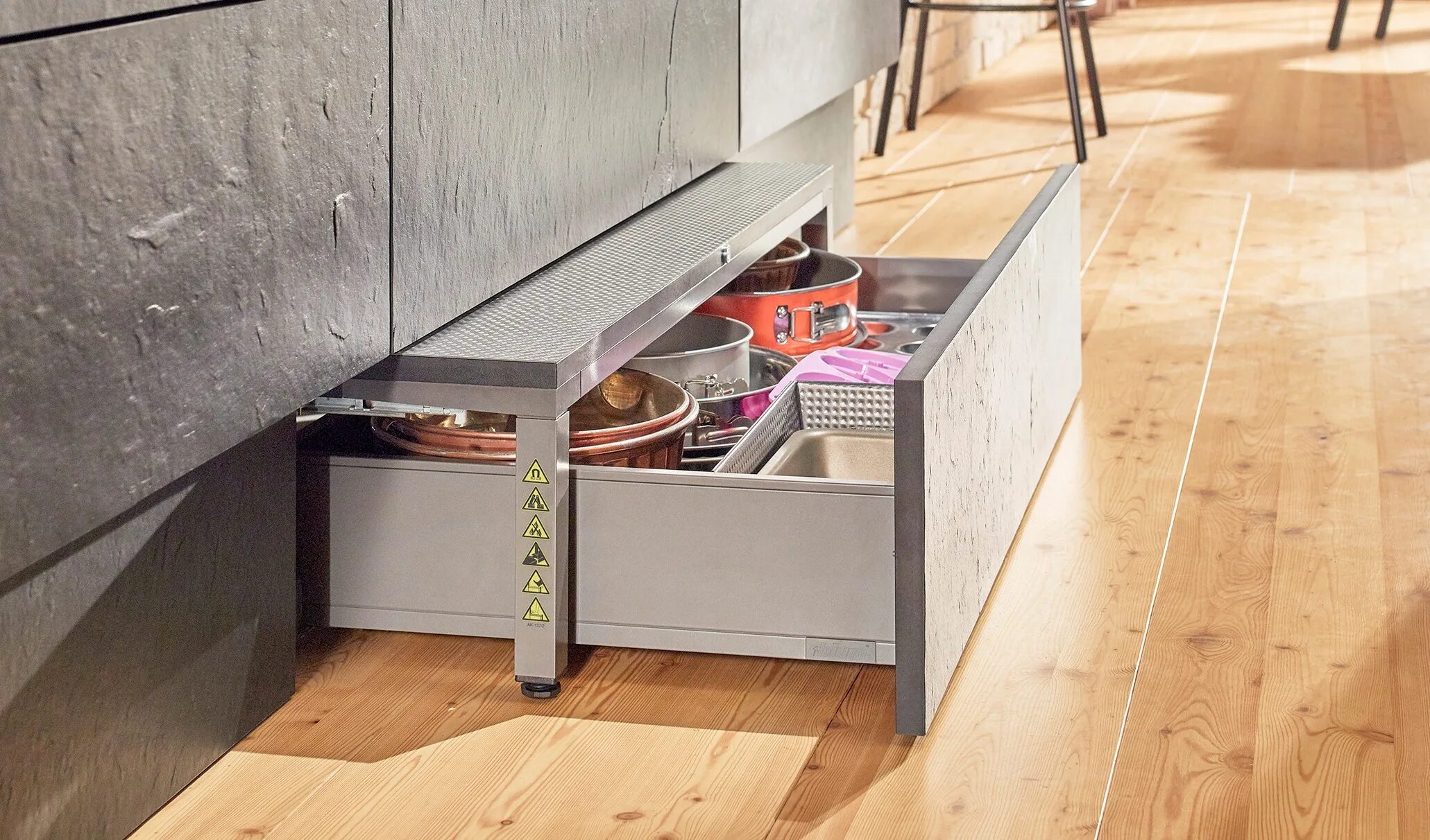 Blum instagram. Ящик ступенька blum. цокольная система блюм. blum фурнитура. цокольный ящик для кухни.