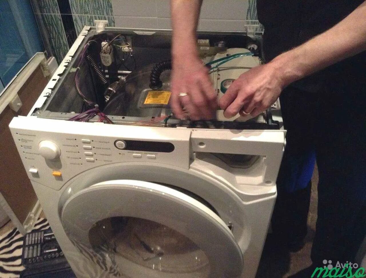 Ремонт стиральных машин. Мастер по ремонту стиральных машинок. Мастер по стиральным машинам. Сломалась стиральная машина.