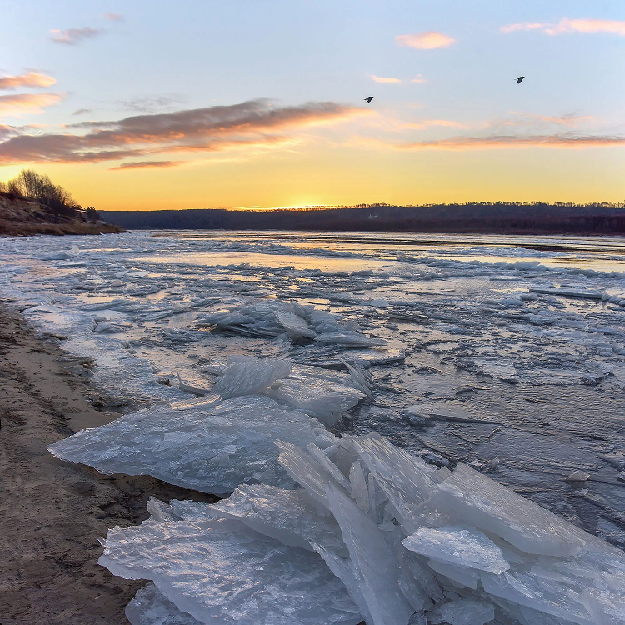 Лед на речке. Псков ледоход. Палка для льда для рыбалки. Лед байкал иркутск. Торосы на чудском озере.