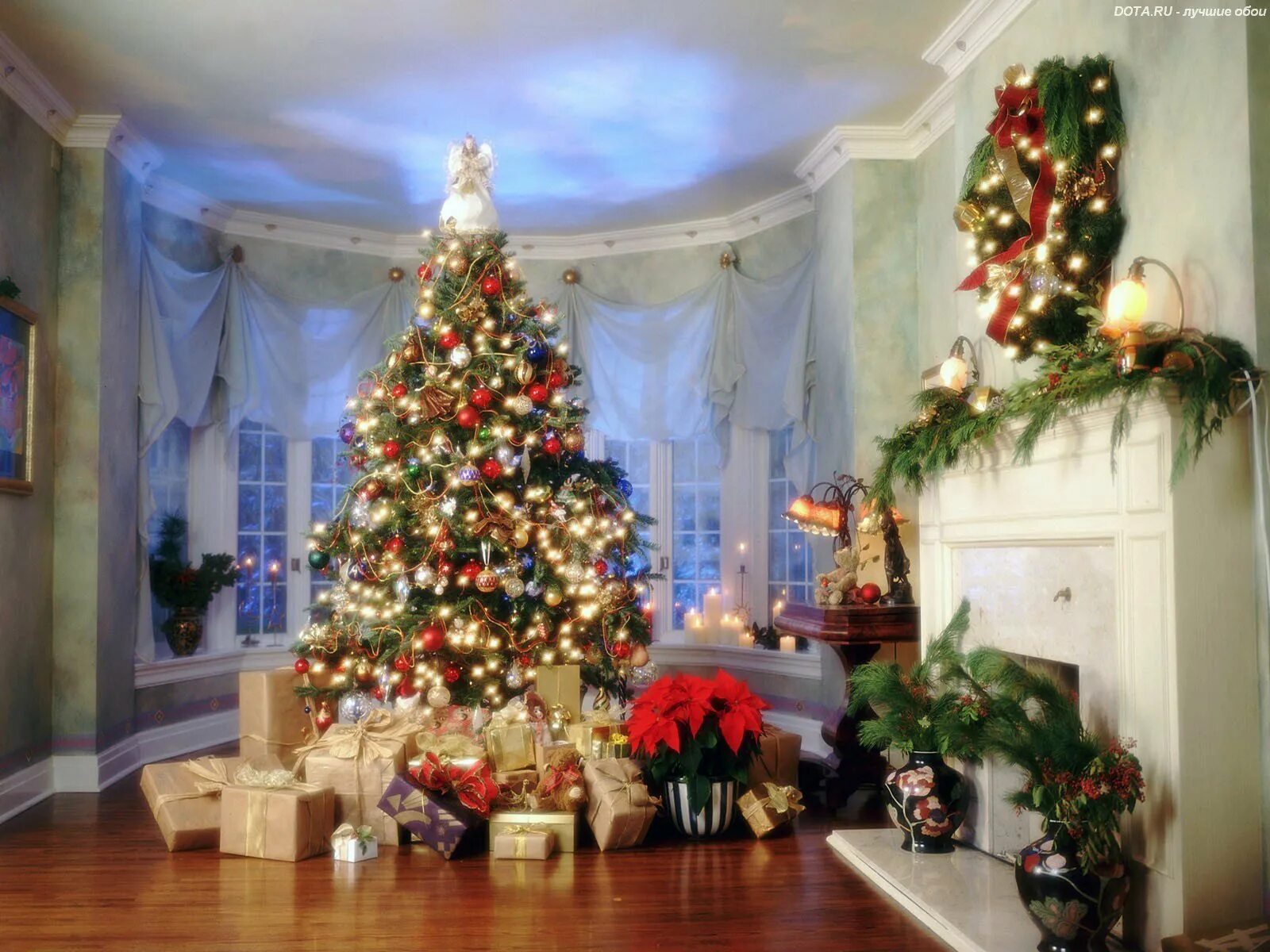 Посреди стояла красивая елка. Новогодняя елка. Елка в доме. Праздничная елка. Новогодняя елка с подарками.