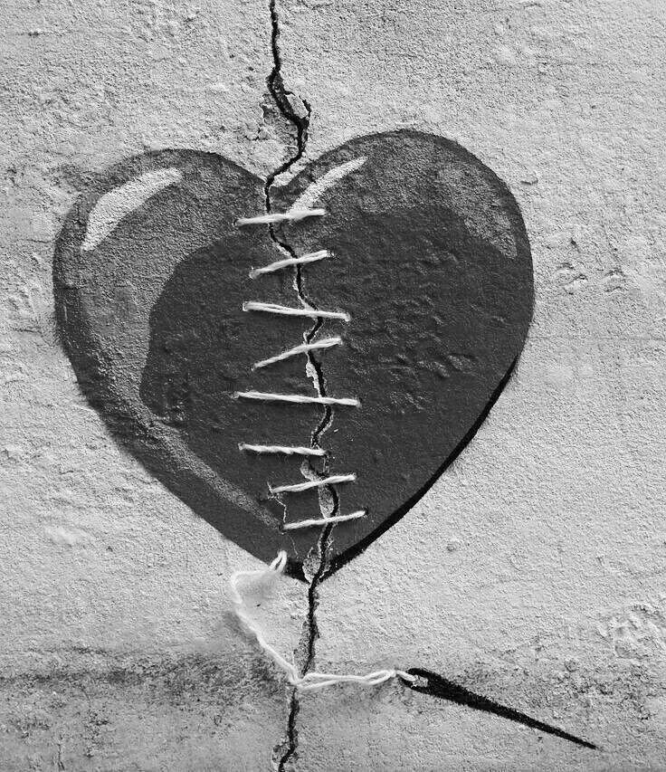 Не лечит разбитое сердечко. Картинка разбитого сердца. Разбитое сердце Эстетика. Красивые рисунки со смыслом.