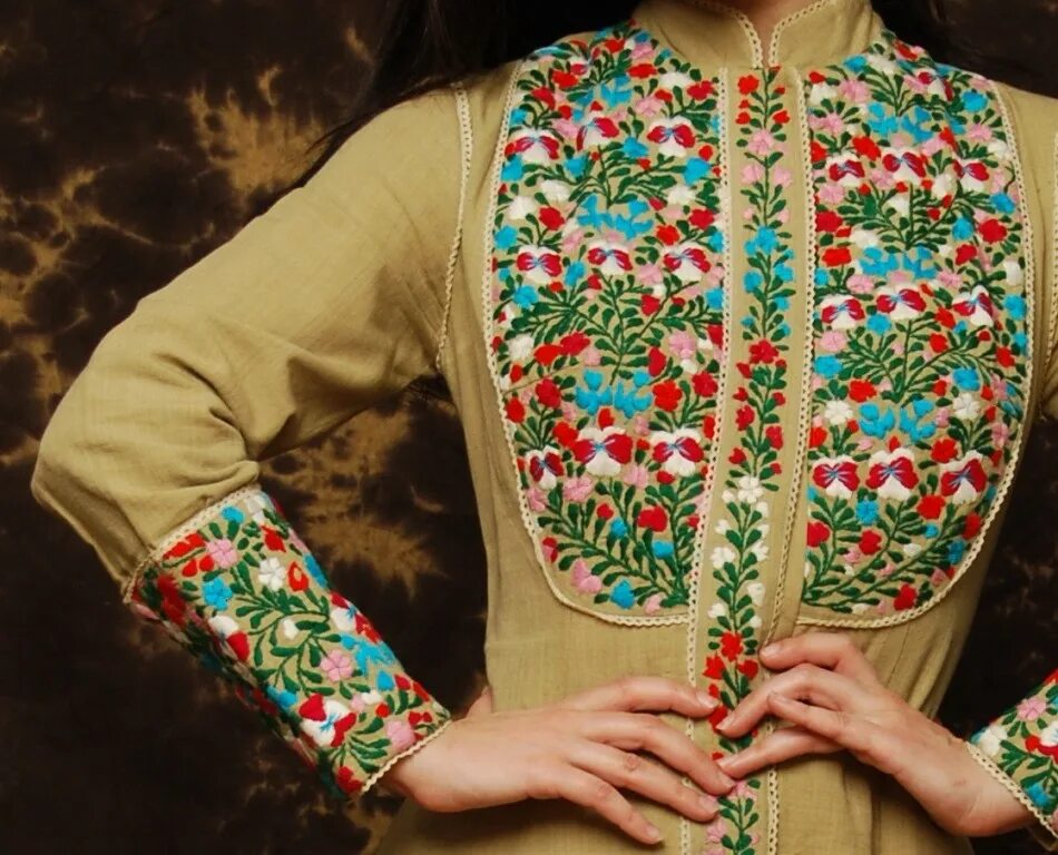 примеры декорирования одежды женских. вышивка на одежде. вышивка на одежде. художественное украшение одежды 5. украшение одежды бисером.