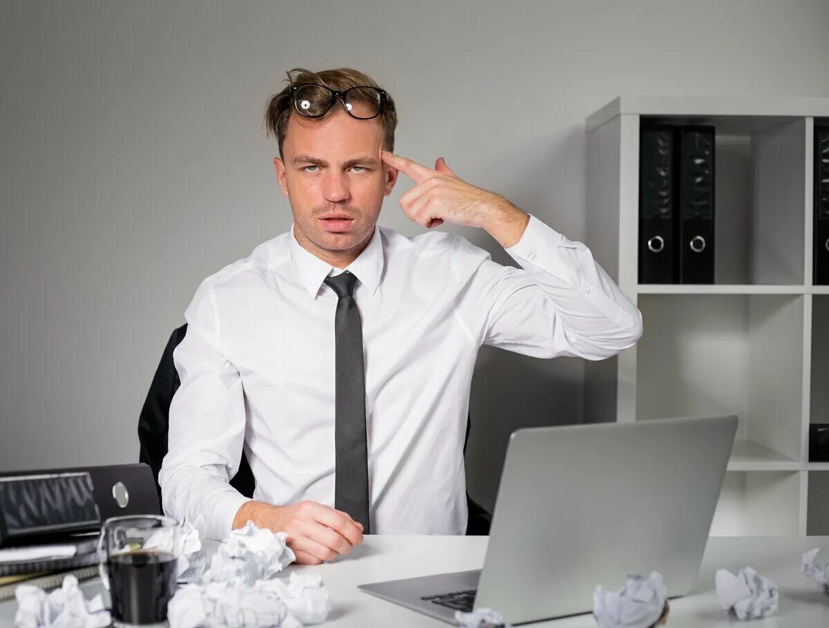 Человек который изображает что работает. Люди в офисе. офисный работник. человек на работе.