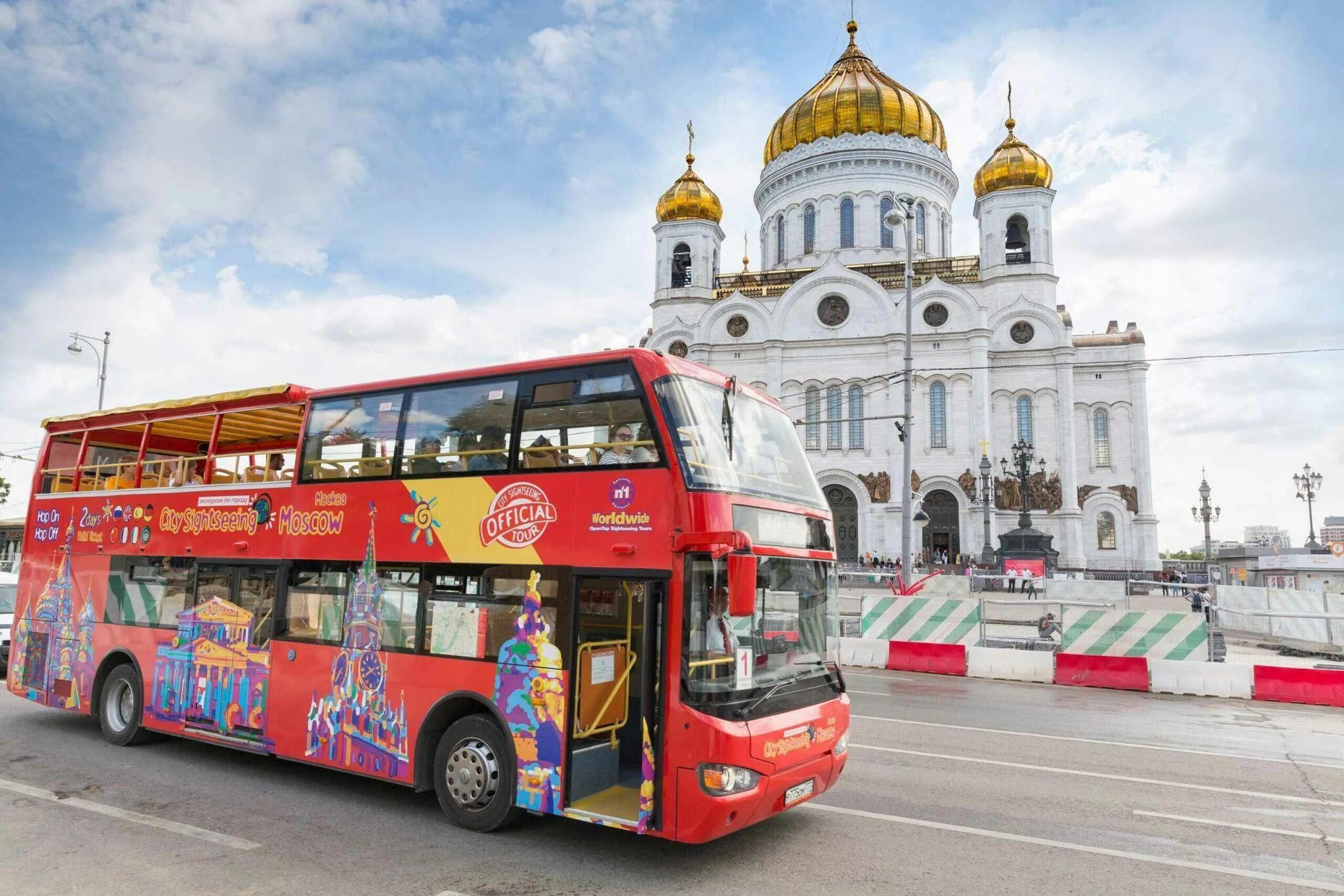 Автобусные туры набережные челны. City Sightseeing Moscow автобус. City Sightseeing Москва. Автобус Сити сайтсиинг. Двухэтажный автобус City Sightseeing.