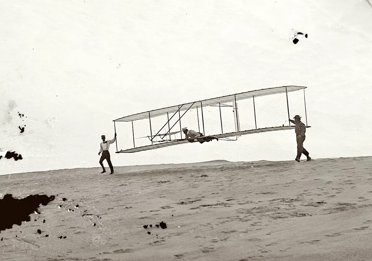 Первые самолеты видео. Первый полет братьев Райт 1903. Братья Райт первый самолет. Летательный аппарат братьев Райт. Изобретение самолета братья Райт.