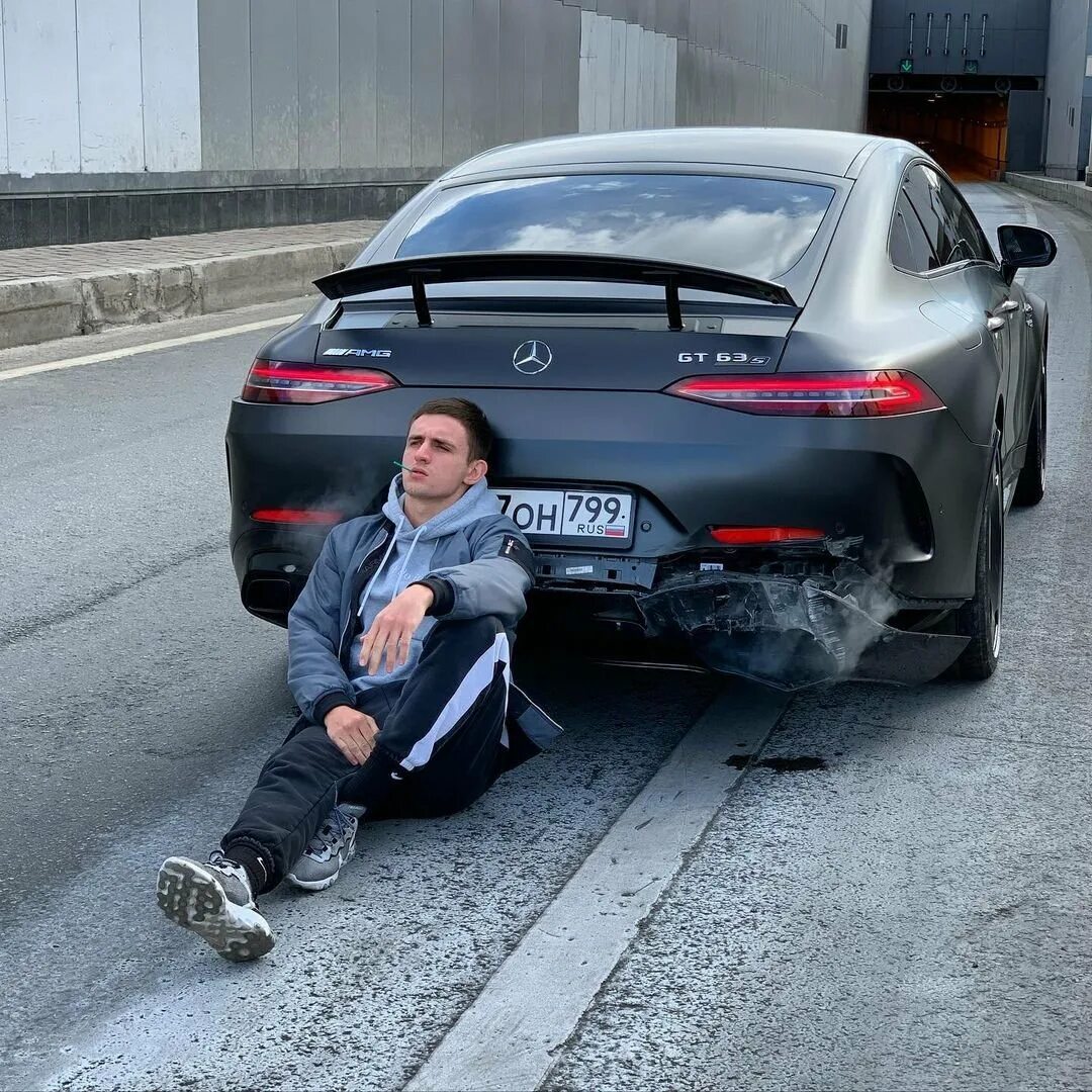 Литвин на заправке. Литвин на заправке. Литвин бмв м8. Porsche taycan михаила литвина. Bmw m8 литвина.