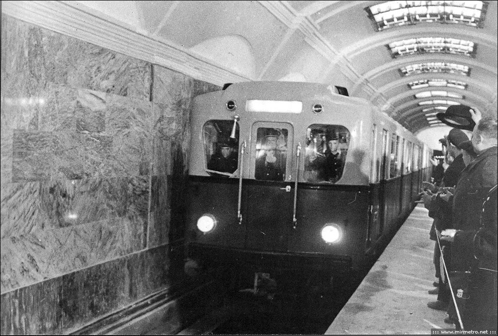 Первый метрополитен в россии. 1955 Год открытие метрополитена в Санкт-Петербурге. Открытие Ленинградского метрополитена 1955. 15 Ноября 1955 года открылся Ленинградский метрополитен. Метро Ленинград 1955.