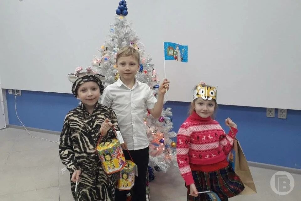 Новогодняя елка для детей из многодетных семей. Подарки ритэк на новый год. Новый год детям волгоград. Акция полицейский дед мороз 2022 год сыктывкар. Новый год детям волгоград.