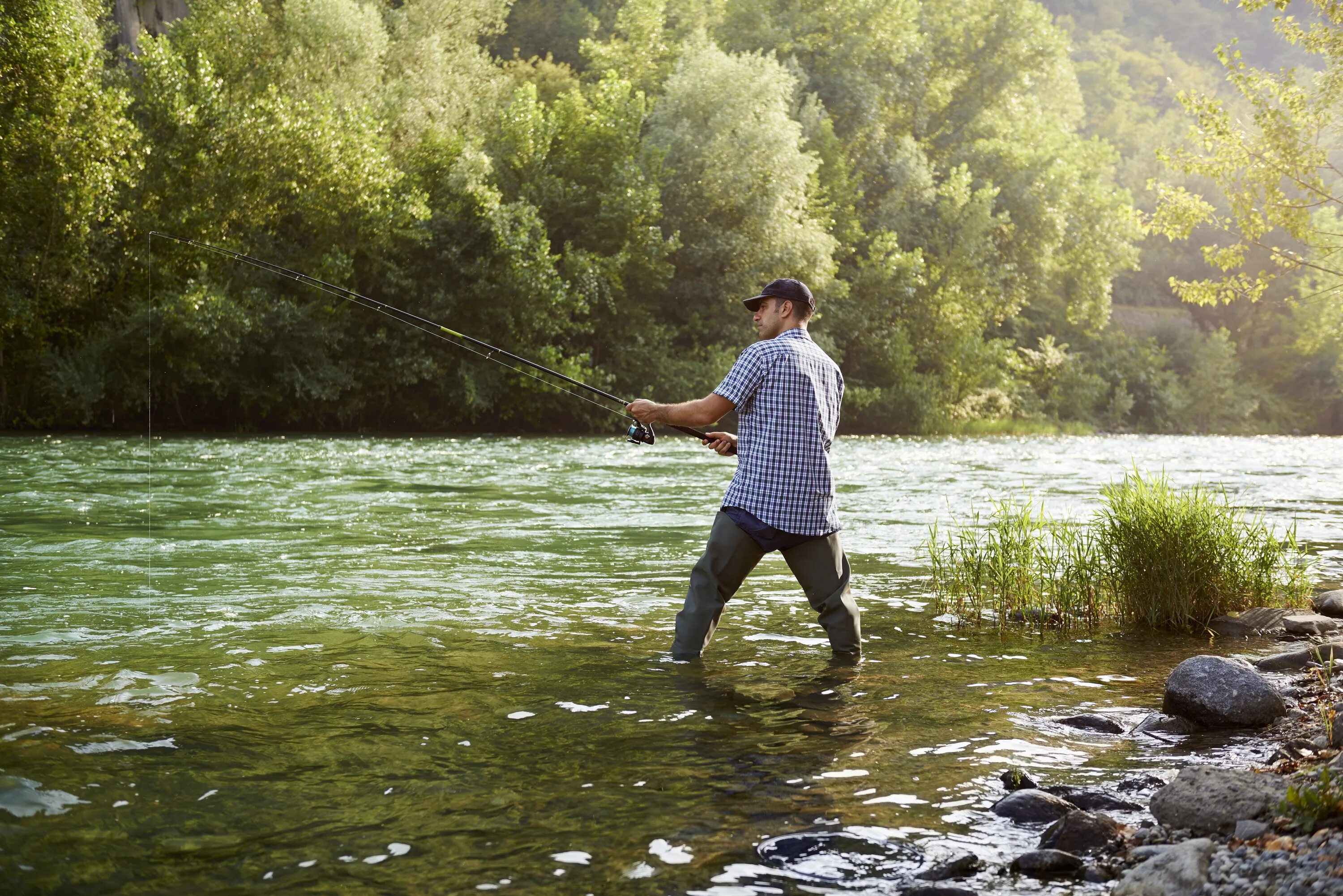 Молодые люди рыбачат на реке. Рыбалка на озере. Паренёк рыбачит на речке. Парни на речке.