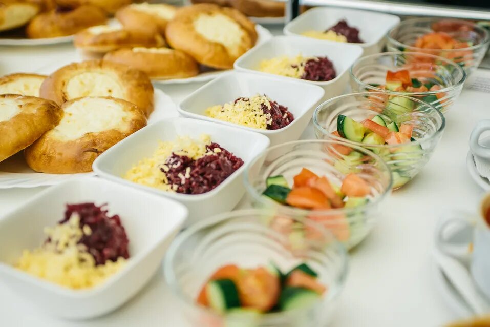 Шведский стол. Блюда в столовой в школе. Блюда школьной столовой. Школьные блюда. Школьная еда.