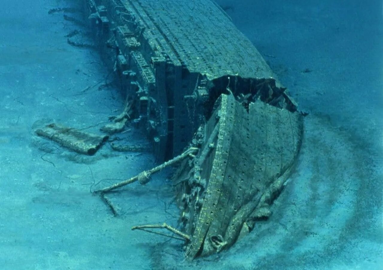 Британик корабль крушение. 1916 В Эгейском море затонул «Британик» — корабль-близнец «Титаника». Британик затонувший корабль. Подводный музей Британик. Британик на дне