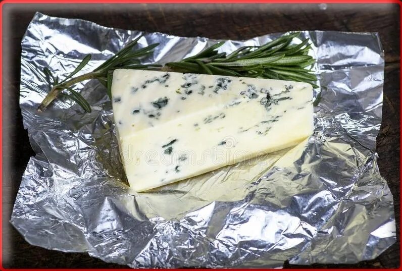 Как дольше сохранить свежий сыр. Сыр в пачке фольга. Упакованный сыр в фольгу. Сыр с плесенью в фольге. Сыр с голубой плесенью в фольге.