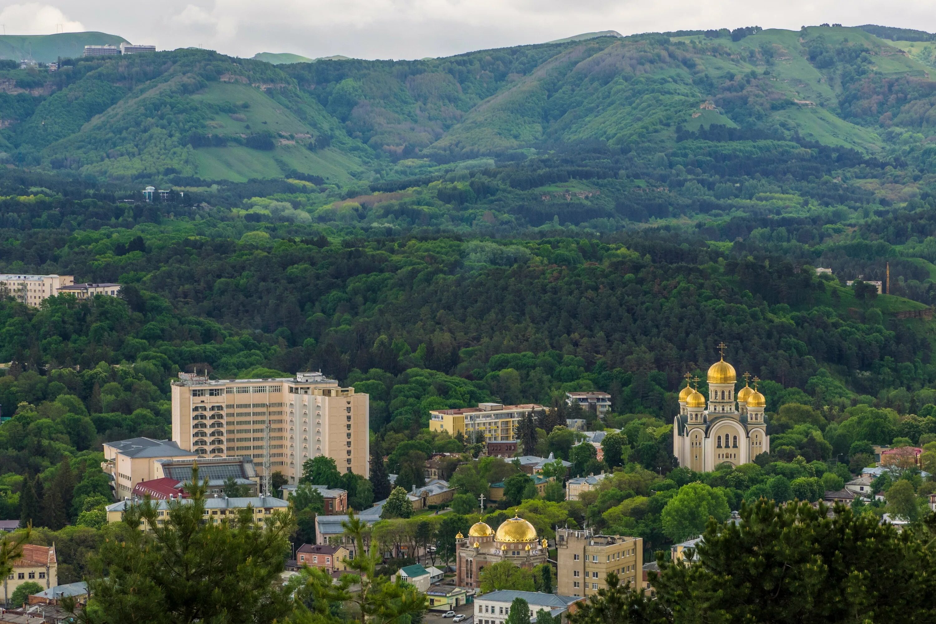 Ставропольский край Кисловодск национальный парк Кисловодский. Парк города Кисловодск Ставропольского края. Кисловодск город горы. Кисловодск проспект Победы вид на горы. Ставропольский край г северный