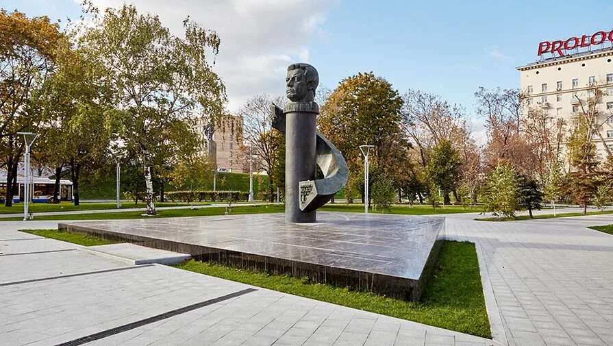 Сквер космонавтов. Памятник космонавта волкова. войковская памятник волков. памятник космонавту волкову. сквер волкова войковская.