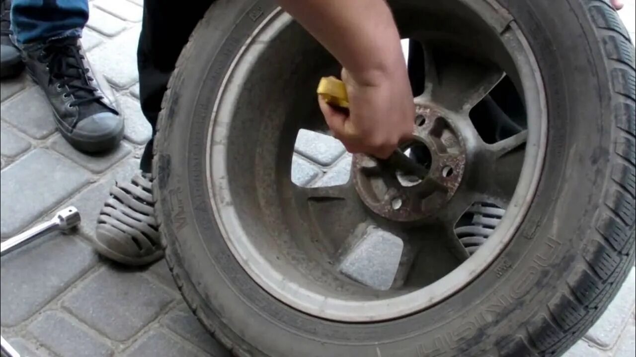 Как снять колесный диск