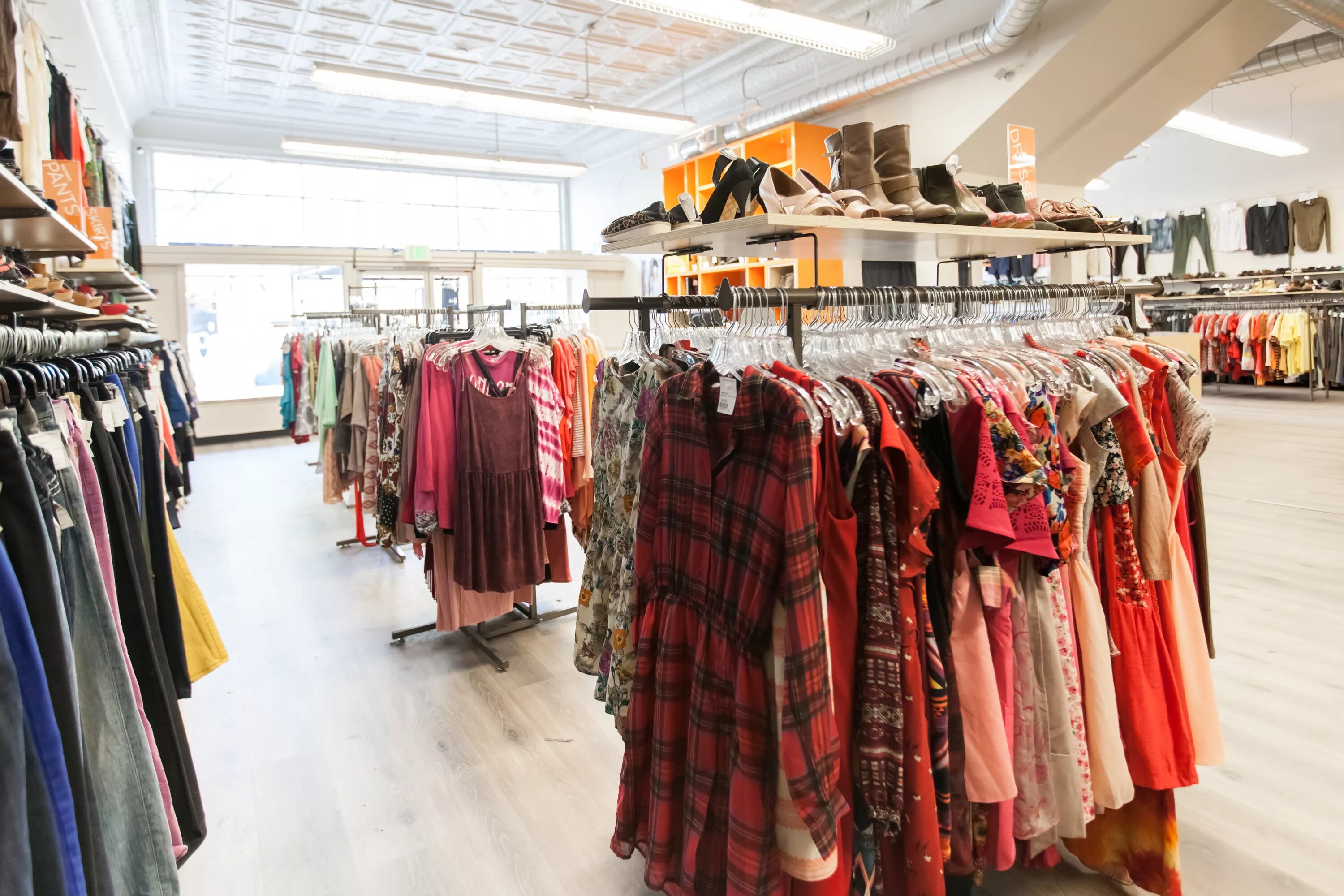 Где работает магазины одежды. Магазин одежды. shop in shop одежда. магазин вещей. универмаг одежды.