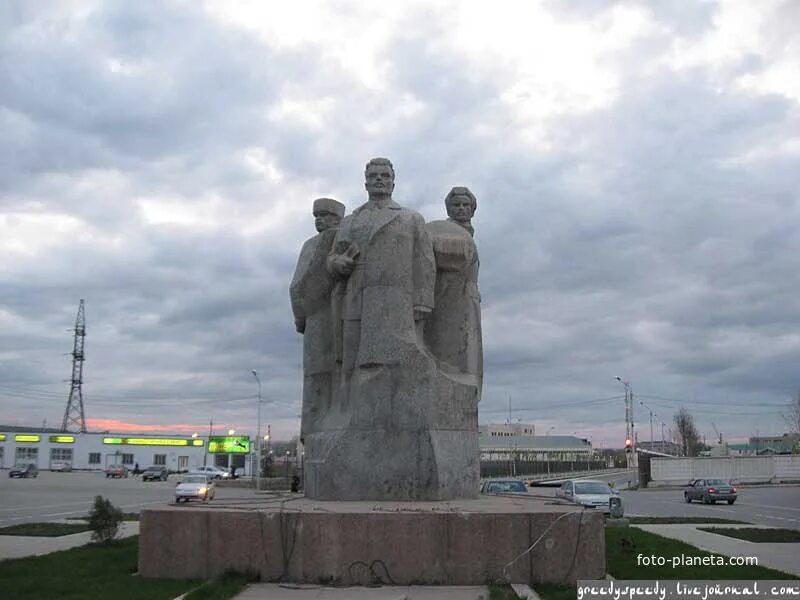 Площадь дружбы народов. Памятник Гикало в Грозном. Монумент «Дружба народов Грозный. Памятник дружбы народов в Грозном. Памятник Николаю Гикало Грозный.