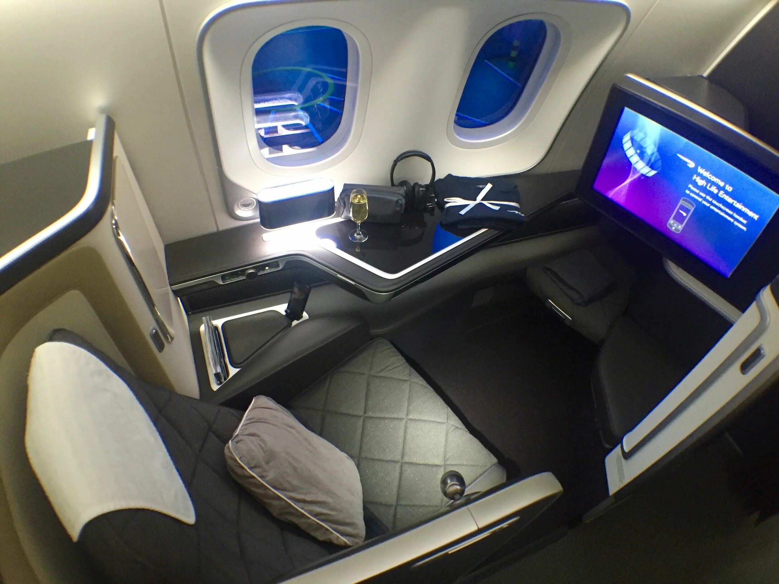 First class купить. Boeing 787-9 British Airways. 787 Dreamliner first class. Boeing 787 Dreamliner первый класс. Boeing 787-10 British Airways.