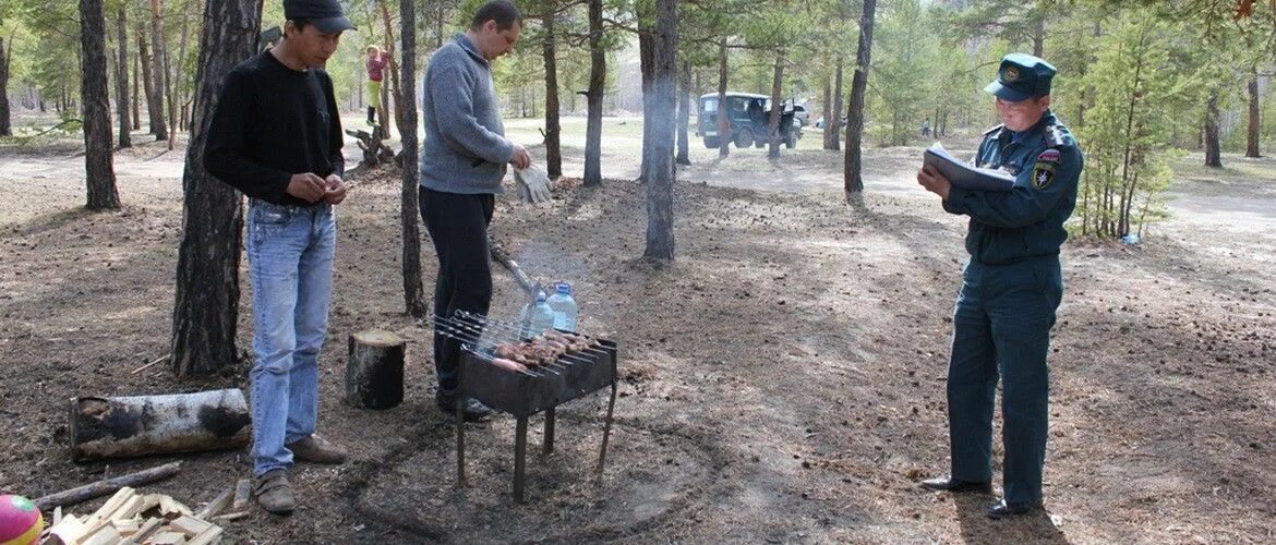 Можно в мае жарить шашлыки. Шашлыки в лесу. майские шашлыки. жарим шашлык на природе. майские праздники шашлыки.