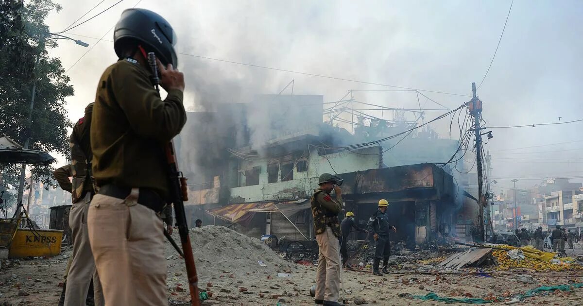 Следующая за радой анурадха. Дели опасность. Мусульманские погромы в дели. Дели индия загрязнение воздуха. Межконфессиональные конфликты в индии.