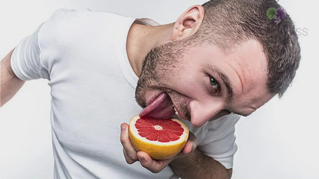 Видео где мужчина. Мужчина облизывается. Мужчина ест персик. Мужчина облизывает. Мужчина ест грейпфрут.