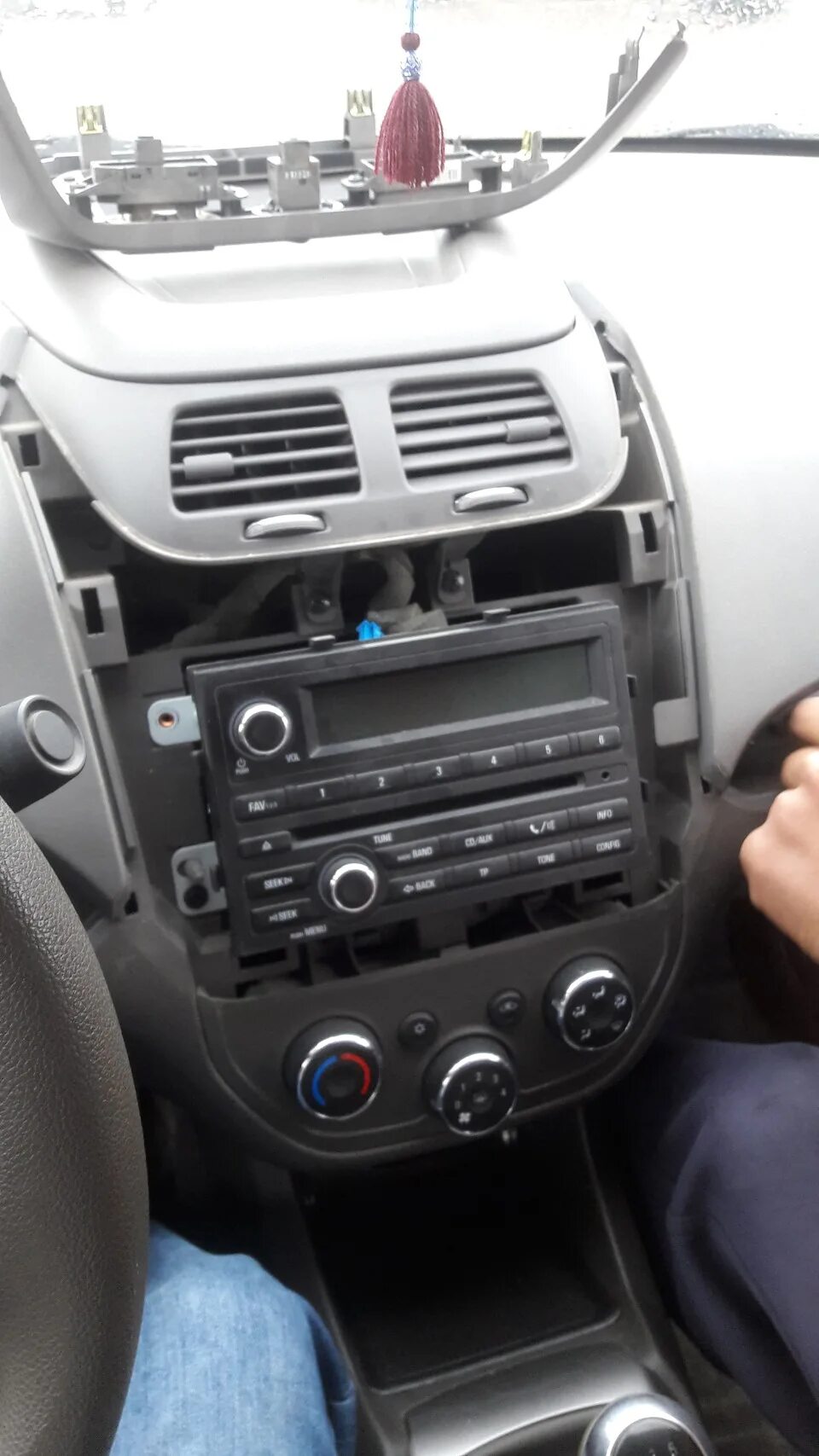 Как снять магнитолу на шевроле кобальт Установка bluetooth в магнитолу Chevrolet Cobalt (2G), 1,5 л, 2013 года автозв