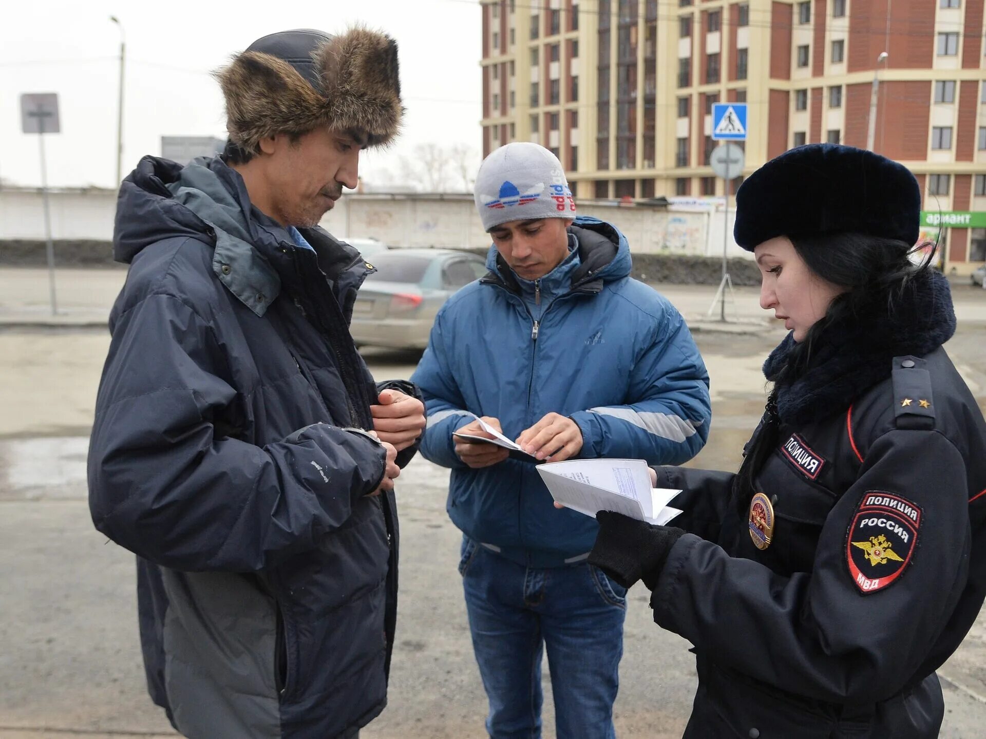 Депортация граждан таджикистана. Мигранты и полиция в России. МВД мигранты. Депортация в России. Депортация мигрантов.