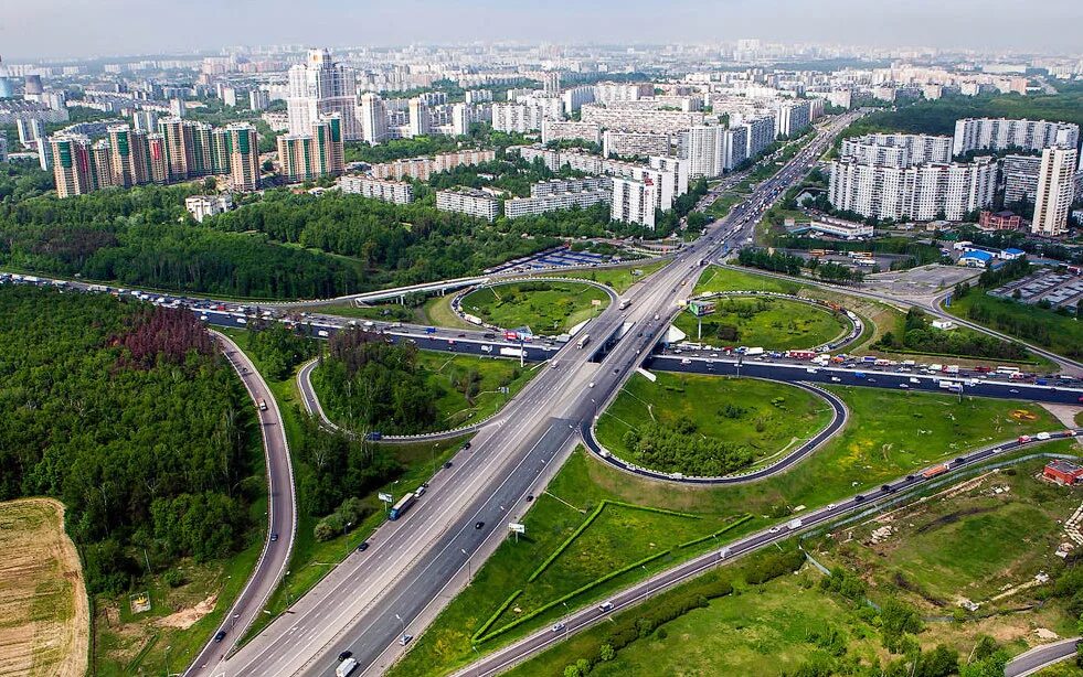 Развязка мкад энтузиастов. Элементы шоссе. Асфальтированная дорога. Движение вдоль шоссе. Дорога россия.